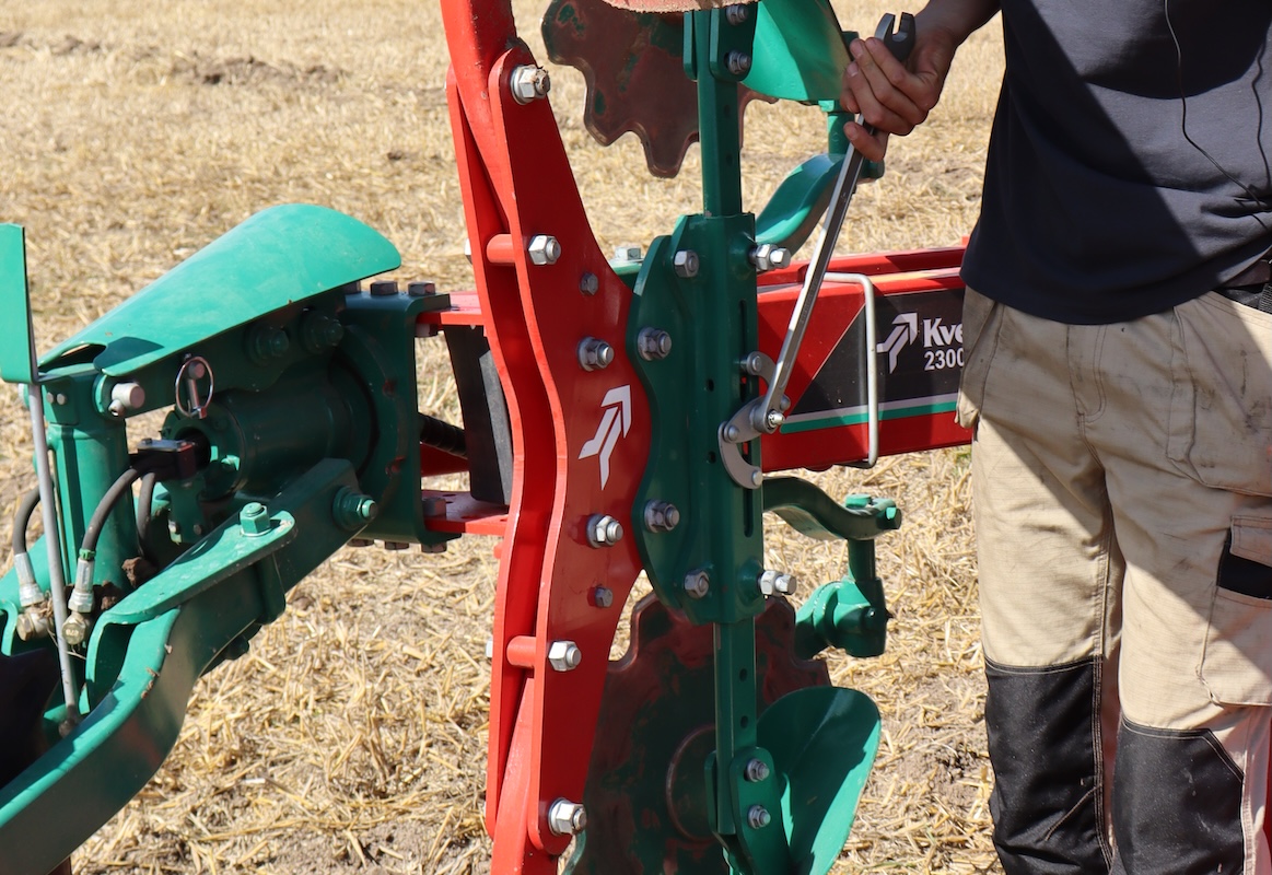 Aratro Kverneland Variomat 2300 B con bullone di sicurezza: meccanismo di regolazione degli avanvomeri 4P